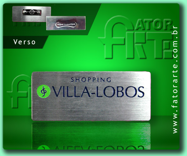 Crachá Villa-Lobos, em aço escovado personalizado por fotocorrosão e com fecho