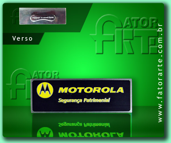 Crachá Motorola, em aço polido personalizado por fotocorrosão, com fecho