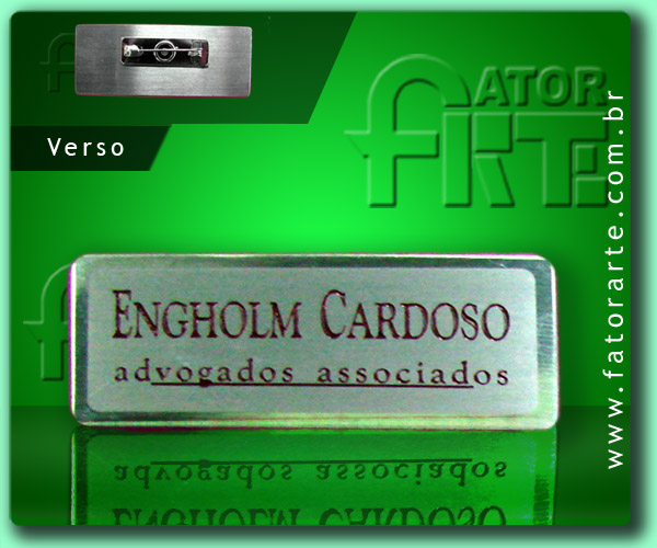 Crachá Engholim Cardoso, em aço fosco polido personalizado por fotocorrosão e aplocação de cores