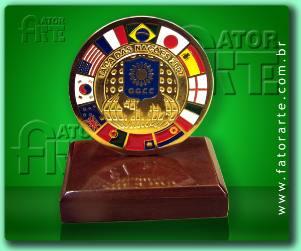 Medalhão de mesa Guarapiranga Golf, personalizado, fundido em Zamac e com base de madeira reciclada 