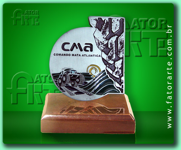 Medalhão de mesa CMA personalizado, fundido em Zamac e com base de madeira reciclada 