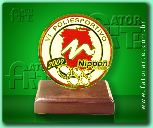 Medalhão de mesa Nippon, personalizado, fundido em Zamac e com base de madeira reciclada 