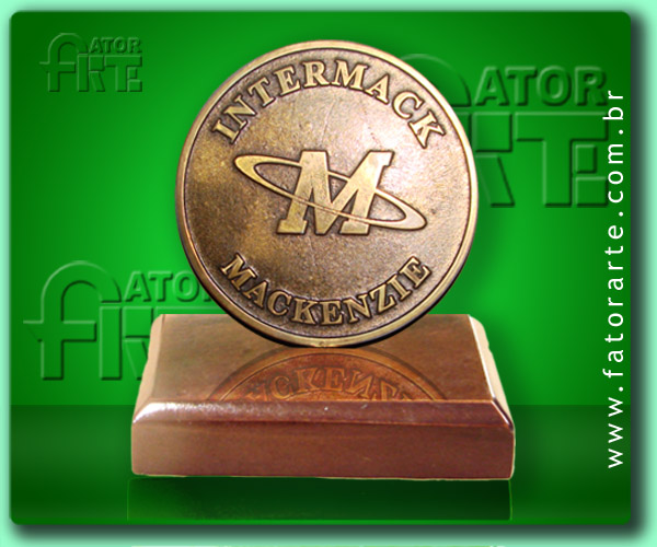 Medalhão de mesa Mackenzie, personalizado, fundido em Zamac e com base de madeira reciclada 