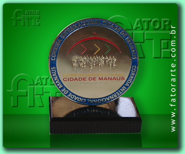 Medalhão de mesa Aniversário de Manaus, personalizado, fundido em Zamac e com base de madeira reciclada 