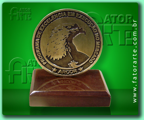 Medalhão de mesa Arcor, personalizado, fundido em Zamac e com base de madeira reciclada 