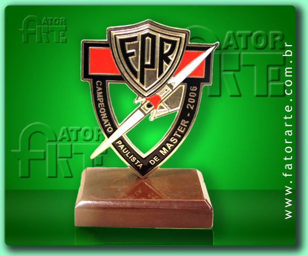 Medalhão de mesa Federação Paulista de Remo, personalizado, fundido em Zamac e com base de madeira reciclada 