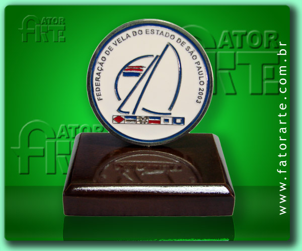 Medalhão de mesa Federação de Vela - SP, personalizado, fundido em Zamac e com base de madeira reciclada 