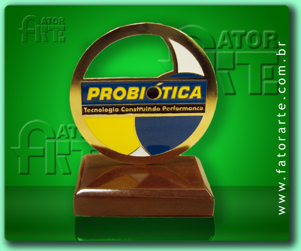 Medalhão de mesa Probiótica, personalizado, fundido em Zamac e com base de madeira reciclada 