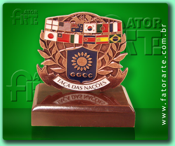 Medalhão de mesa Taça das Nações, personalizado, fundido em Zamac e com base de madeira reciclada 