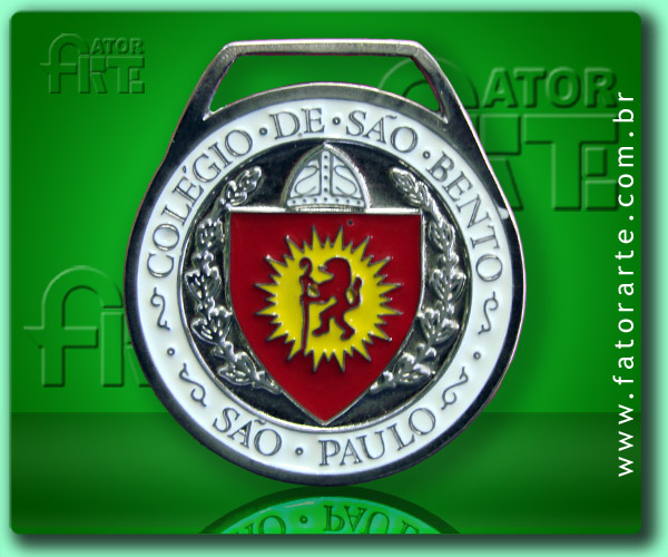 Medalha Colégio de São Bento, fundida formato personalizado, com aplicação de cores, fita de cetim ou poliéster 
