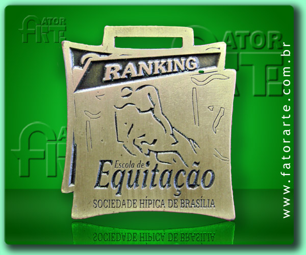 Medalha Escola de Equitação, fundida formato personalizado, com aplicação de cores, fita de cetim ou poliéster 