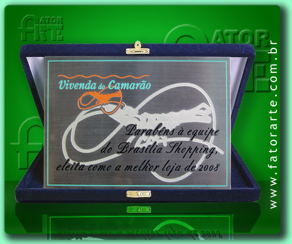 Placa Vivenda do Camarão, em Aço Escovado, personalizada por fotocorrosão e aplicação de cor