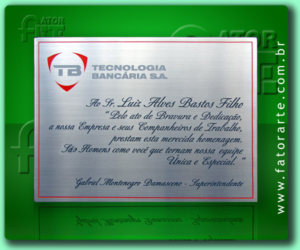 Placa TB Tecnologia Bancaria, em Aço Escovado, personalizada por fotocorrosão e aplicação de cor