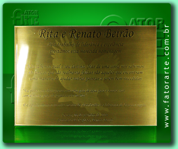 Placa Forever Dourada personalizada por fotocorrosão e aplicação de cor